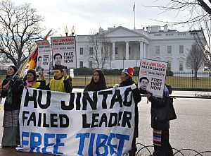 Students for a Free Tibet members protested against China in front of the White House 自由西藏學生運動成員於美國白宮前抗議中共與胡錦濤