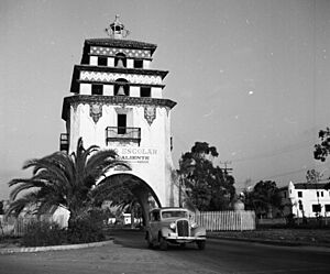 Agua Caliente Tower, Tijuana 1951 (34996773976) (cropped)
