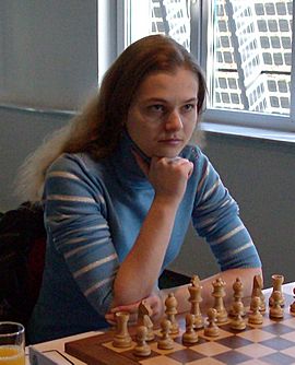 Anna Cramling plays Magnus Carlsen over the board in the park