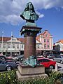 Bysten av Jonas Alströmer på Stora torget i Alingsås, den 8 maj 2006. Den uppfördes av Aron Sandberg och invigdes den 2 juni 1905