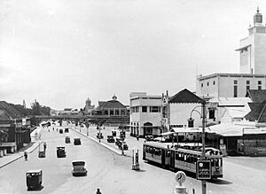 COLLECTIE TROPENMUSEUM De Pasar Besar met op de achtergrond het spoorwegviaduct de zogenoemde Hogeweg Soerabaja TMnr 10014832