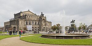 Dresden Germany Exterior-of-Semperoper-01