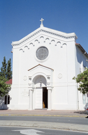 Front entry of the Holy Trinity Church Mackay, 2005.tiff