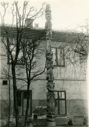 G'psgolox totempåle, Wallingatan, ca 1929.tif