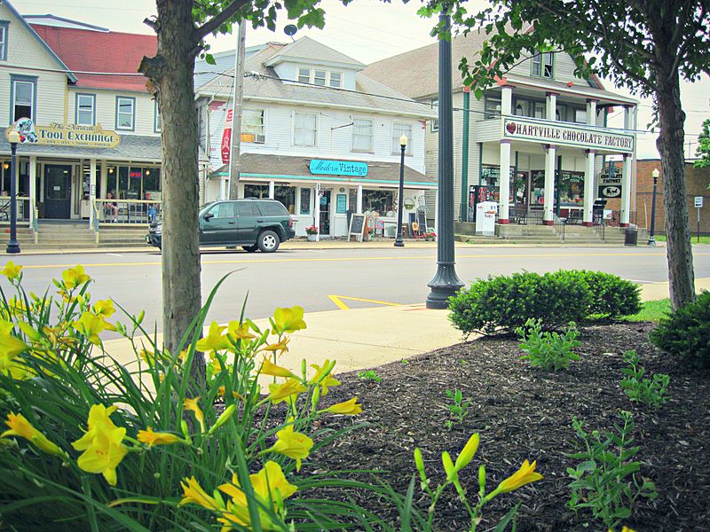 Image Historic Downtown Hartville, Ohio in the spring