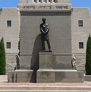 Nebraska State Capitol W entrance Lincoln 2