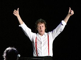 Un hombre de unos sesenta años, con camisa blanca y tirantes rojos, durante un concierto en el FedEx Field de Landover, Maryland, el 1 de agosto de 2009, en pose de victoria.