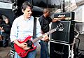 Prefeito Fernando Haddad toca guitarra em shows da banda Public Enemy