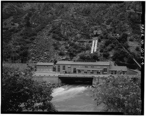 SHOSHONE HYDROELECTRIC PLANT, SOUTH ELEVATION; TWIN PENSTOCKS AND FOREBAY ABOVE THE PLANT; HOIST HOUSE AND NORTH CABLEWAY TOWER ABOVE THE SPILLWAY TO THE RIGHT; TAIL RACE HAER COLO,23-GLENS.V,1-4