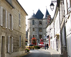Vic-sur-Aisne rue de Fontenoy débouchant sur donjon 1a
