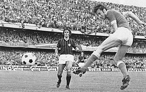 1972–73 Serie A - Hellas Verona v AC Milan - Sirena scores, Sabadini looks