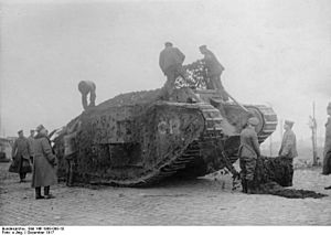 Bundesarchiv Bild 146-1998-098-10, Bei Cambrai, erbeuteter englischer Panzer