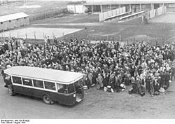 Bundesarchiv Bild 183-B10920, Frankreich, Paris, festgenommene Juden im Lager