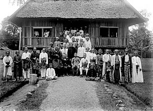 COLLECTIE TROPENMUSEUM Groep hoofden voor de woning van de plaatsvervanger van de Sultan van Bima Radja Naib die in het midden zit TMnr 10001747