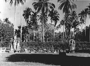 COLLECTIE TROPENMUSEUM Indo-Javaanse beelden bij de Candi Singosari TMnr 60016435