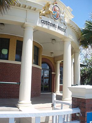 Entrance to Mackay Customs House, 2010.jpg