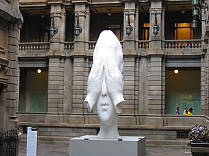 Escultura de Jaume Plensa en el patio central del MUNAL 02