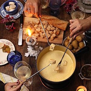 Fondue dish