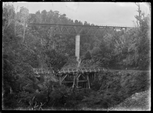 Manganui o te Ao Viaduct on the North Island Main Trunk Line, with a smaller road bridge visible below, 1921 ATLIB 312173.png