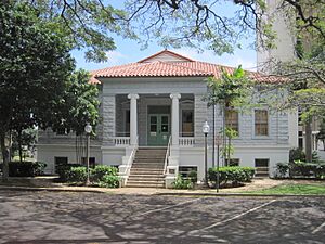 Maui-Wailuku-Courthouse-far