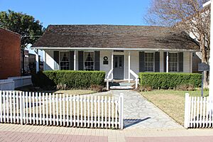 Round-rock-tx2017-84(andrew-palm-house)