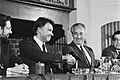 S. Peres schudt de Spaanse premier Gonzalez de hand. Op de vliegbasis Valkenburg arriveerde S. Peres (933-5414)