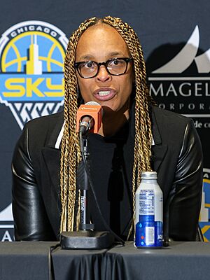 Teresa Weatherspoon Chicago Sky Head Coach (cropped).jpg