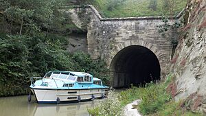 Tunnel du Malpas barque