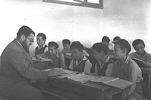 A BIBLE CLASS IN A HEDER IN TEL AVIV. שיעור תורה ב"חדר" בתל אביב.D31-105