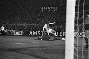 Ajax tegen Benfica 1-0, halve finale Europacup I Keizer in duel met Artur (lig, Bestanddeelnr 925-5082.jpg