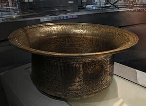 Bassin au nom d'Hugues de Lusignan, roi de Chypre et aux armes des Ibelin et de Jérusalem - Musée du Louvre Arts de l'Islam MAO 101