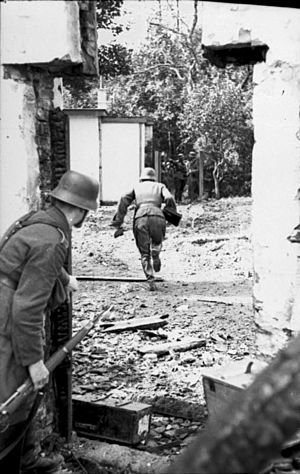 Bundesarchiv Bild 101I-590-2333-30, Arnheim - Osterbeek, Soldaten zwischen Häuserfronten
