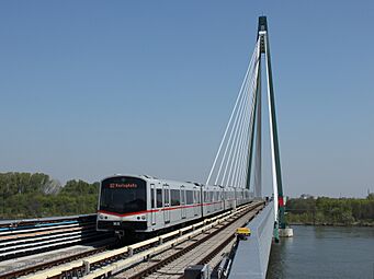 Donaustadtbrücke rigardate de la stacio Donaumarina