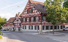Hauptstrasse mit (rechts) dem Gemeindehais Oberstammheim ZH