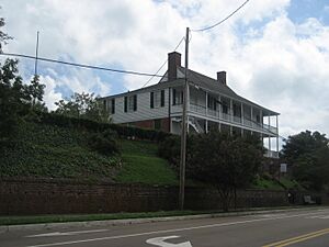 Natchez4Sept2008HouseStepsStreet