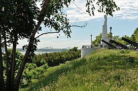 Statue de Marie-Immaculée et vue du pont de Québec