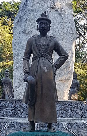 Statute of king Bodawpaya (cropped).jpg
