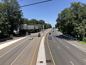 2021-07-31 12 42 47 View north along New Jersey State Route 17 from the pedestrian overpass at East Prospect Street in Waldwick, Bergen County, New Jersey