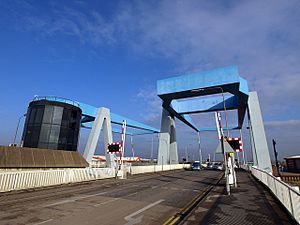 Clough Road Twin Lift Bridges over the River Hull - geograph.org.uk - 1148327