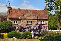 Cottage by the avenue from Ham Common to Ham House.jpg