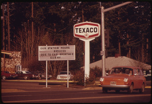 FUEL SHORTAGE IN THE PACIFIC NORTHWEST RESULTED IN A SIGN ABOUT SHORTER HOURS LIKE THIS AT A GASOLINE STATION AT OAK... - NARA - 555452