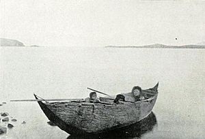 Familia Yagán en canoa