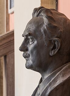 Hans Molisch (Nr. 25) Bust in the Arkadenhof, University of Vienna 2235