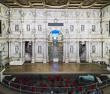 Interior of Teatro Olimpico (Vicenza) scena .jpg