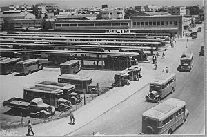 תחנת אוטובוסים בתל - אביב הישנה-JNF001486