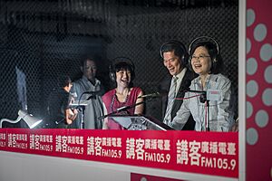 06.23 總統出席「講客廣播電臺開播茶會」，與客委會主委李永得一同進入播音室發表談話 (35091231370)