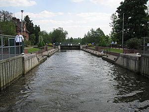2008-05 Hambleden Lock (2)