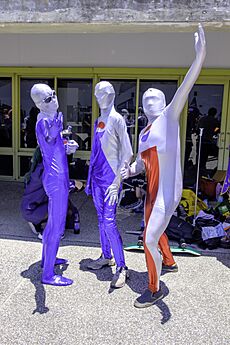 3 cosplayers of Pepsiman standing 20230527a