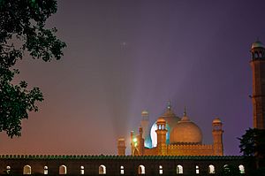 A Very Beautiful Night View of Badshahi Masjid, Lahore.jpg