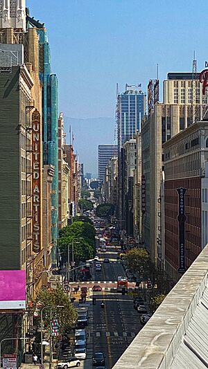 Broadway looking north from Hoxton Hotel Roof (11th St.), September 2020.jpg